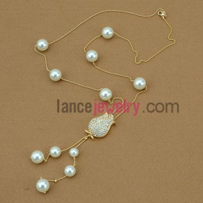 Elegant hand-made imitation pearl & rhinestone rose ornate strand necklace