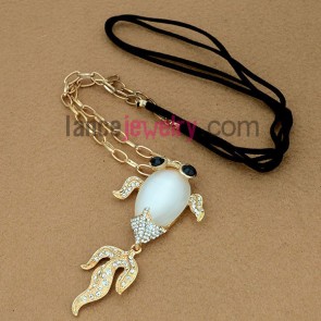 Lively goldfish model chain necklace with cat eye & rhinestone decoration