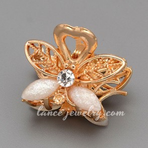 Shiny zinc alloy hair claw with flower model design