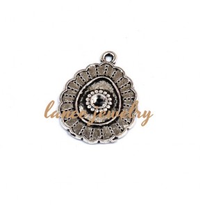 Zinc alloy pendant, a 17mm round pendant with flower patterns printed, crooked edge