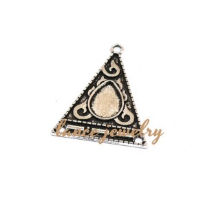 Zinc alloy pendant, a 30mm triangle pendant with a water drop shaped plain pattern in the middle and flower pattern printed on the face