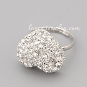Romantic ring with many shiny rhinestone in the cute flower shape