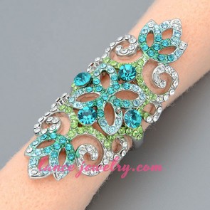 Personality ring with different color rhinestone decoration