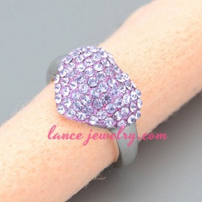 Dazzling ring with heart model decoration