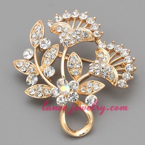 Sweet brooch decorated with flower and leaves design