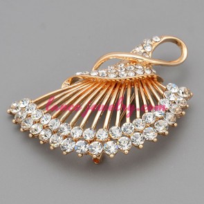 Delicate fanddesign with rhinestone beads deocrated brooch