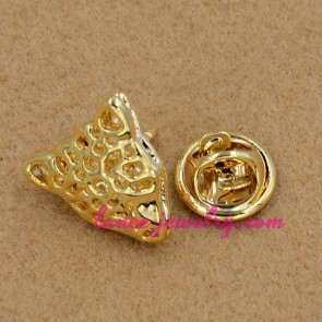 Fashion brooch with leopard model decoration
