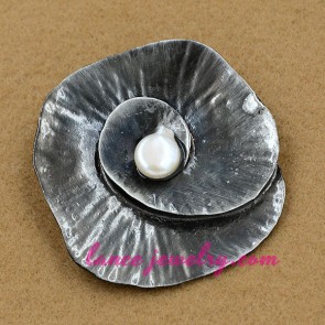 Classic brooch with imitation pearl decoration