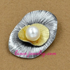 Simple model brooch with pearl decoration
