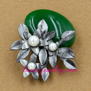 Vintage brooch with big size resin bead decoration