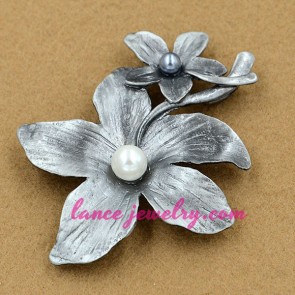 Sweet brooch with flower model design