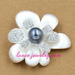 Elegant rhinestone beads decorated brooch