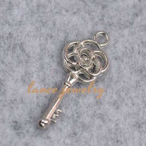 Hot selling fashionable key shaped zinc alloy pendant