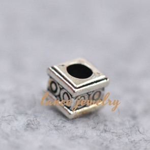Made in China squre shaped 0.49g zinc alloy pendant