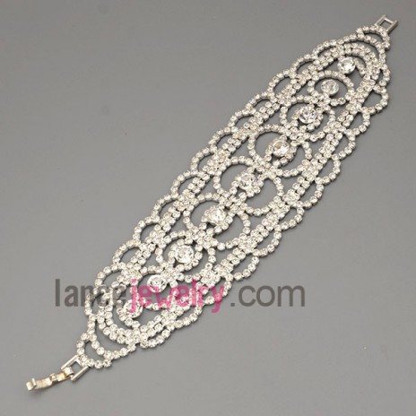 Lovely bracelet with brass claw chain decorated many shiny rhinestone 
