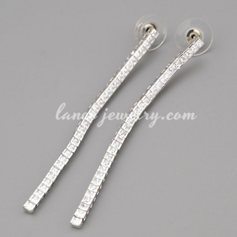 Brilliant earrings with many white cubic zirconia in the strip shape