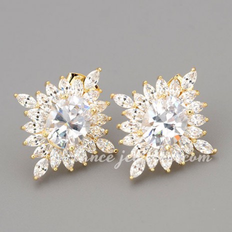 Special earrings with shiny cubic zirconia in the small size flower shape