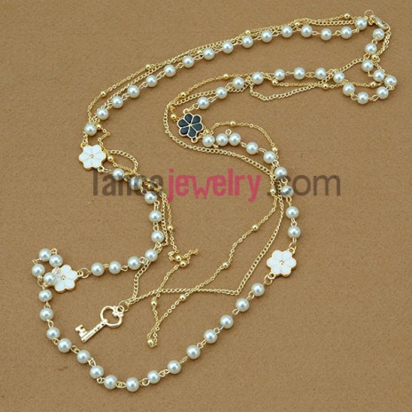 Elegant hand-made imitation pearl &  flower finding & nice key ornate strand necklace