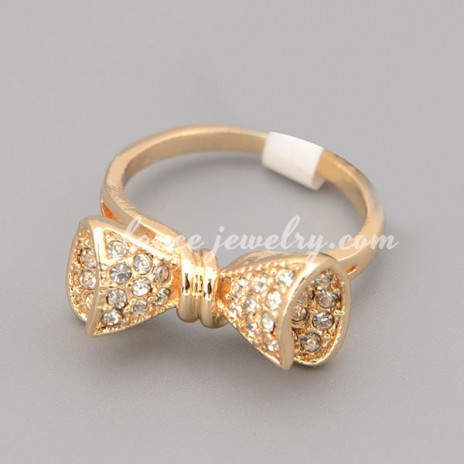 Mignon ring with many rhinestone in the bowknot shape