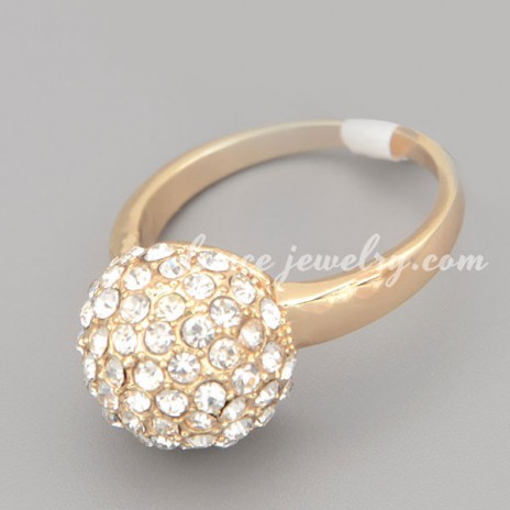 Charming ring with many rhinestone in the circle shape