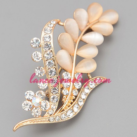Fashion brooch with cate and rhinestone beads decoration
