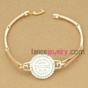 Circular trimmed with rhinestones with bracelet
