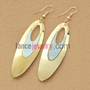 Delicate earrings with iron hollow rings pendant decorated pearl powder