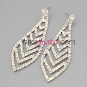 Personality earrings with claw chain decorate many shiny rhinestone with special shape