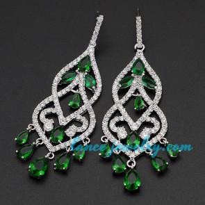 Mysterious earrings decorated with green pendant
