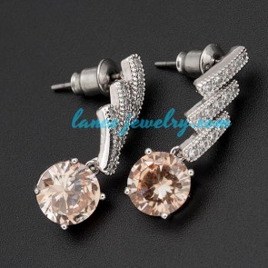Glittering cubic zirconia decoration earrings decorated with pendant of circular shape