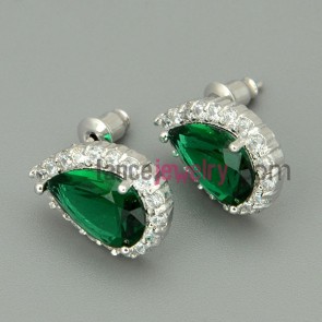 Trendy stud earrings with zirconia