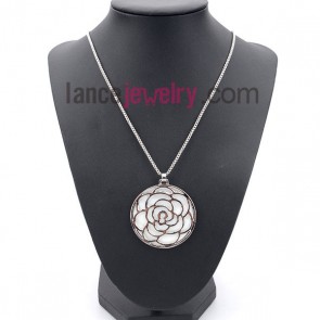 Delicate necklace with flower model pendant