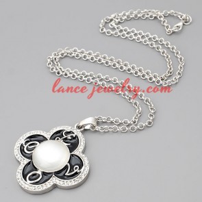 Seductive necklace with metal chain & clover pendant 