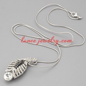 Simple necklace with metal chain & rhinestone pendant 