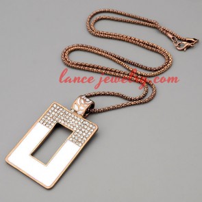 Simple necklace with metal chain & rectangle pendant 
