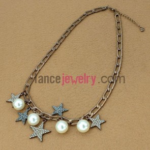 Sevreal pearls and stars decorated necklace
