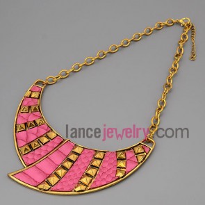 Personality necklace with gold metal chain & alloy part in pink color with special shape 
