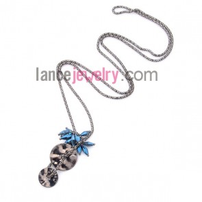 Glittering necklace with blue crystal beads and alloy rings and chain pendant 
