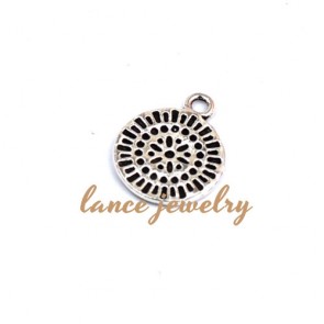 Zinc alloy pendant, a 15mm round pendant with points patterns printed on the face, points being three circles 