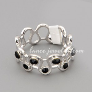 Trendy ring with black rhinestone in the circle shape 