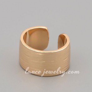 Simple ring with shiny gold zinc alloy decorated