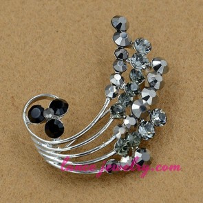 Elegant brooch with rhinestone beads decoration