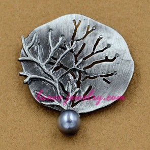 Trendy brooch with branches design