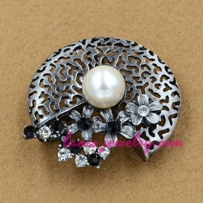 Delicate flower patterns with rhinestone beads brooch