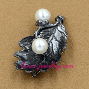 High quality imitation pearls decorated brooch