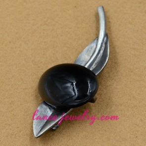 Simple model brooch with black color resin bead