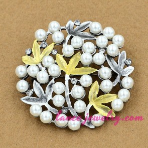 Elegant brooch with nice imitation pearls