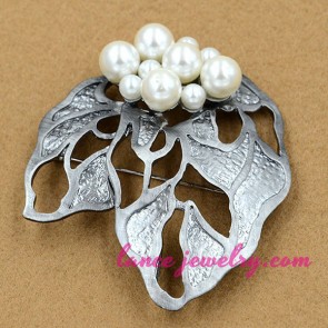 Nice imitation pearls decoration brooch