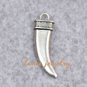 Wholesale knife shaped zinc alloy pendant 